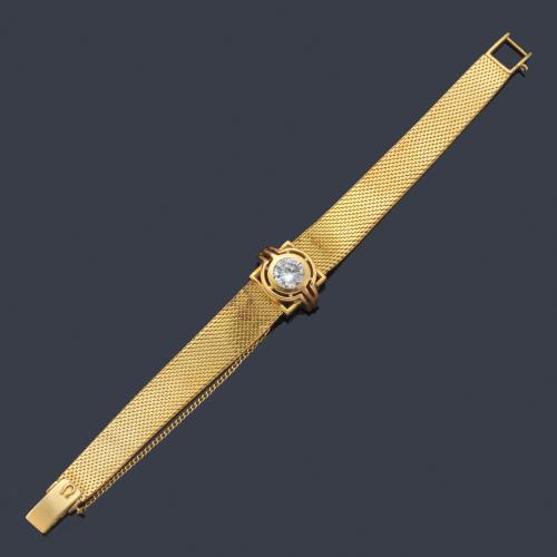 Pulsera con diseño de malla realizado en oro amarillo de 18K con piedra incolora central.