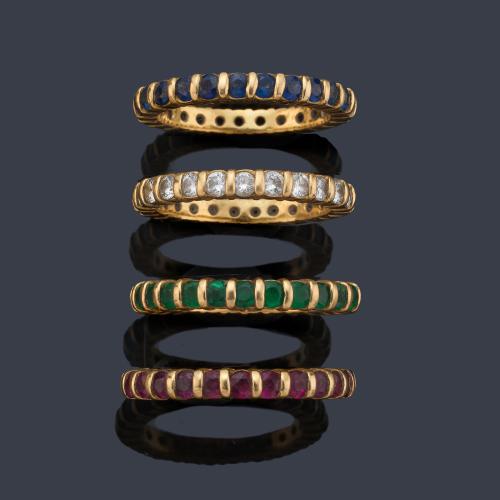 Cuatro alianzas completas de rubíes de 2,59 ct, zafiros de 1,96 ct, esmeraldas de 1,87 ct y brillante de 1,47 ct respectivamente.