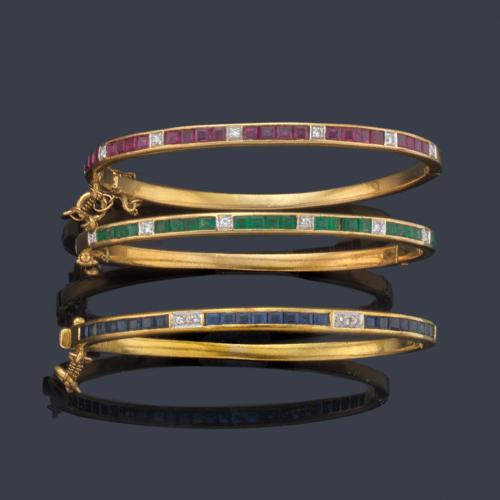 Tres pulseras gemelas con rubíes, esmeraldas y zafiros calibrados con brillantes.