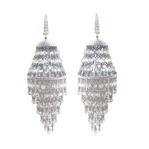 Pendientes largos con diamantes talla brillante y briolette de aprox. 44,61 ct en total.