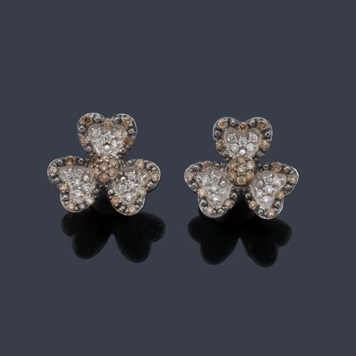  Pendientes cortos con diseño de flor con pavé de brillantes incoloros y negros de aprox. 0,65 ct en total.