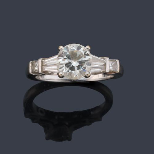 Anillo con brillante central de aprox. 1,51 ct con diamantes talla trapecio y princesa de aprox. 0,50 ct en total.