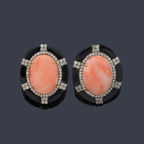 Pendientes cortos con pareja de corales rosa de aprox. 19,79 ct orlado con piezas de ónix intercalado con brillantes de aprox. 1,49 ct en total.