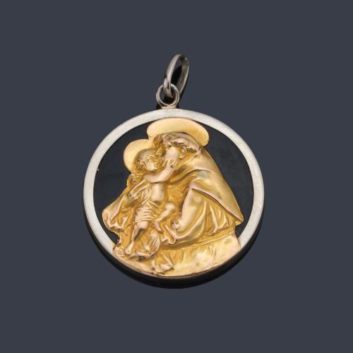 Medalla devocional con La Imagen de San Antonio y El Niño en brazos realizado en oro amarillo de 18K sobre placa de ónix.