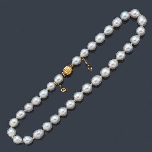 Collar de perlas australianas ligeramente aperilladas de aprox. 9,88 - 11,87 mm.