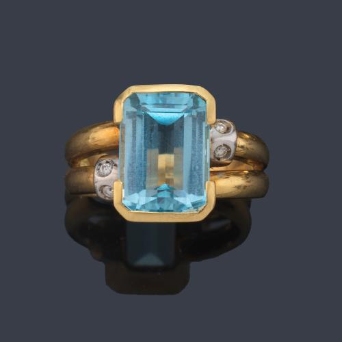 Anillo con aguamarina talla esmeralda de aprox. 3,80 ct en montura con doble aro en oro amarillo de 18K.