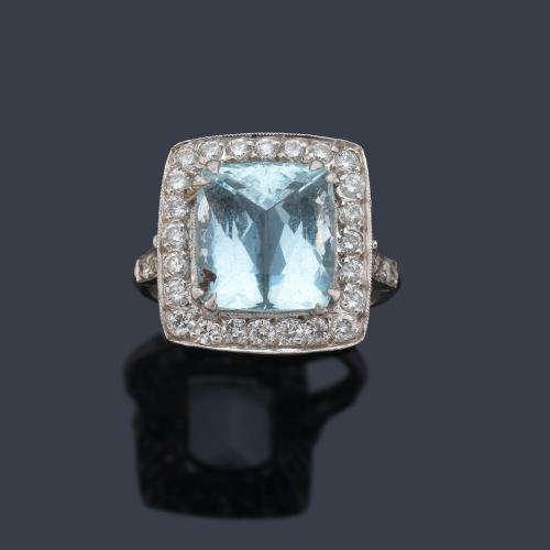 Anillo con aguamarina talla cushion de aprox. 5,80 ct con orla de brillantes.
