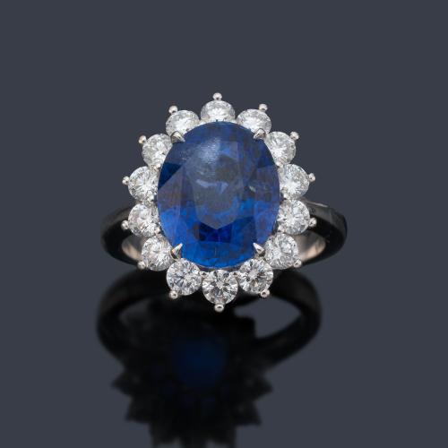 Anillo con zafiro talla oval (Sri Lanka) de 7,19 ct con orla de brillantes de aprox. 1,14 ct en total. Certificado Bellerophon Gemlab.