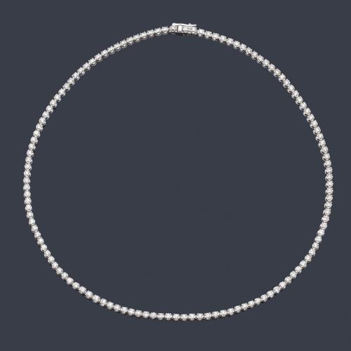 Collar rivière con banda de brillantes de aprox. 4,00 ct en total.
