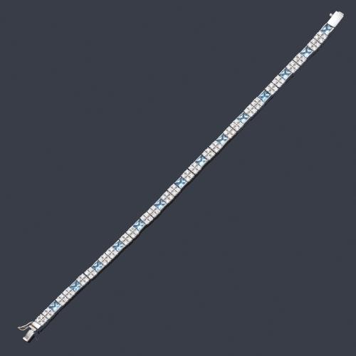 Pulsera con brillantes de aprox. 1,70 ct en total intercalado con topacios azules, en montura de oro blanco de 18K.