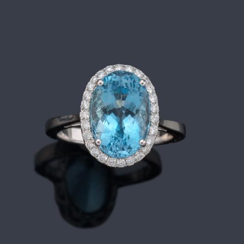 Anillo con aguamarina talla oval de aprox. 3,80 ct y orla de brillantes.