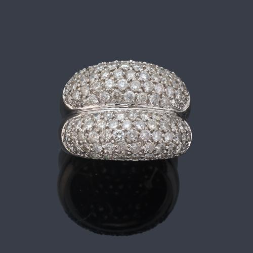 Anillo con doble pavé de brillantes de aprox. 2,50 ct en total.