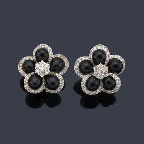  Pendientes cortos con diseño floral con cinco cuentas de ónix con orla de brillantitos.