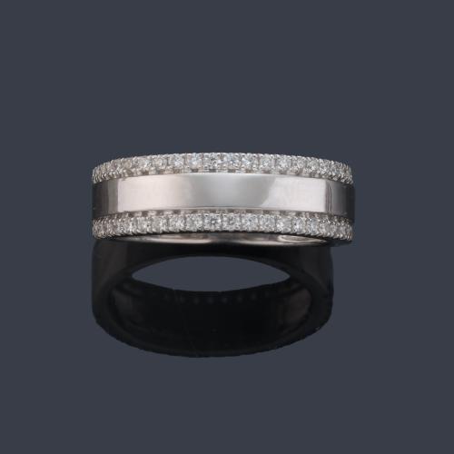 Media alianza con dos bandas de brillantitos de aprox. 0,36 ct en montura de oro blanco de 18K.