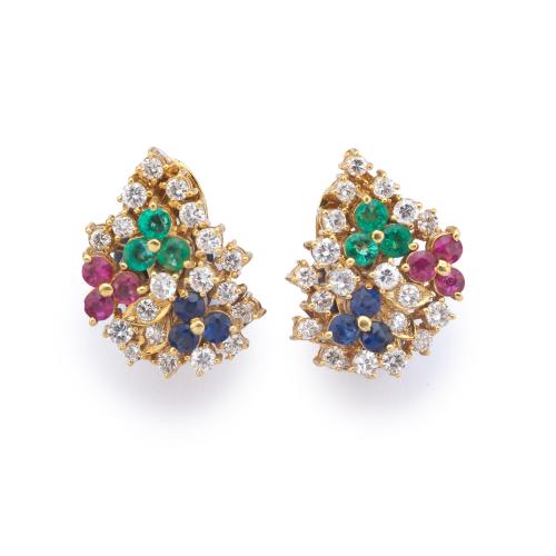 Pendientes cortos con diseño de bouquet floral con esmeraldas, rubíes, zafiros y brillantes.