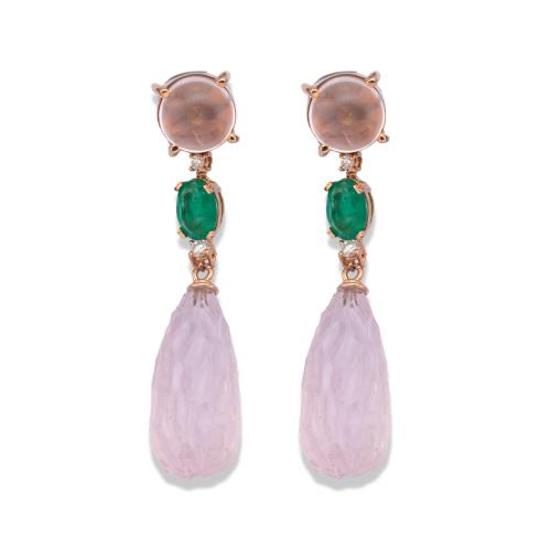 Pendientes largos con un pieza labrada y en forma de botón de cuarzo rosa, esmeralda talla oval y brillantitos.