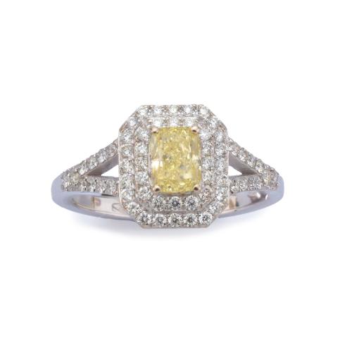 Anillo con diamante talla 'cushion' fancy intense yellow de 0,63 ct con doble orla de brillantes de aprox. 0,65 ct en total. Certificado GIA.