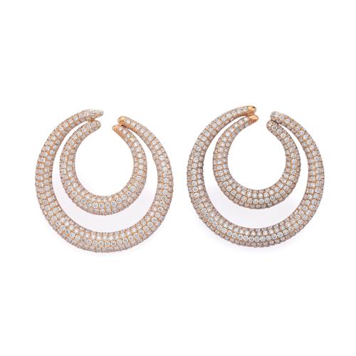 Pendientes tipo criolla con doble aro con pavé de brillantes de aprox. 4,64 ct en total.