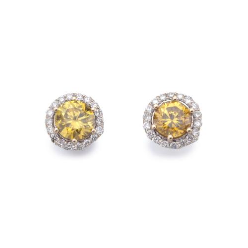 Dormilonas con pareja de brillantes fancy 'deep orange yellow' de 0,29 ct y 0,30 ct con orla de brillantes. Certificados GIA.