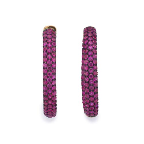 Criollas con pavé de rubíes de aprox. 5,50 ct en total.