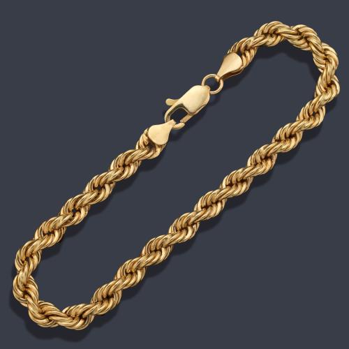 Pulsera con diseño de cordón en oro amarillo de 18K.
