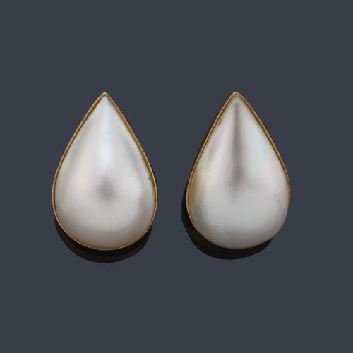 Pendientes cortos con pareja de perlas Mabe en forma de perilla, sobre montura de oro amarillo de 18K.