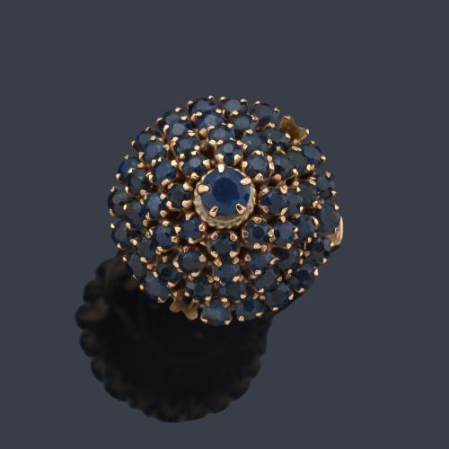 Anillo tipo rosetón con zafiros talla redonda (faltan dos) en montura de oro amarillo de 18K.