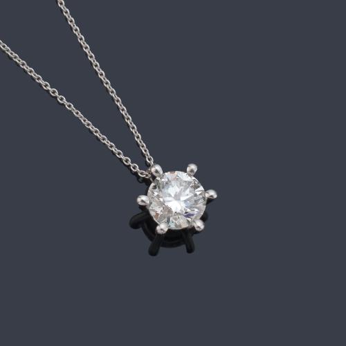 Colgante con un brillante de aprox. 1,00 ct engastado en garra.