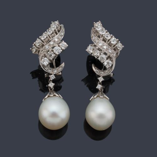 Pendientes largos con pareja de perlas australianas de aprox. 13,22 mm y 12,70 mm con diamantes talla brillante y 16/16 de aprox. 2,00 ct en total.