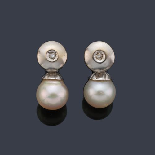 Pendientes 'tu y yo' con un brillantito en la parte superior y remate de perla de aprox. 8,78 mm cada una.