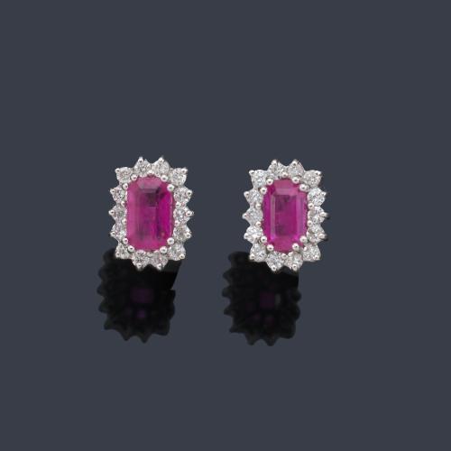 Pendientes cortos con dos rubíes centrales de aprox. 0,76 ct en total y orla de brillantitos de aprox. 0,21 ct.