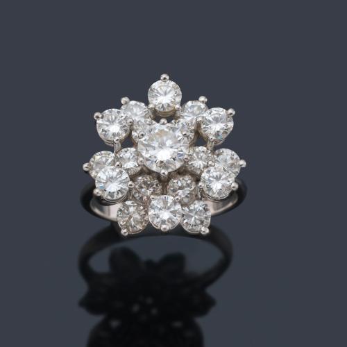 Anillo con diseño de rosetón con brillantes de aprox. 3,00 ct en total.