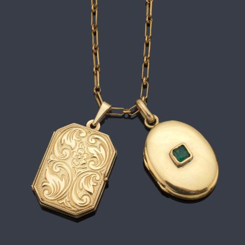 Cadena larga con dos guardapelos, uno de ellos con una esmeralda al centro realizado en montura de oro amarillo de 18K.
