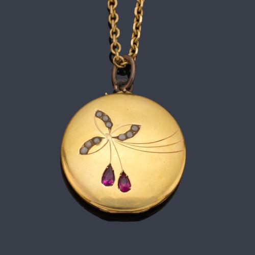 Guardapelo con decoración floral con rubíes y diamantes talla rosa, realizado en montura y cadena de oro amarillo de 18K.