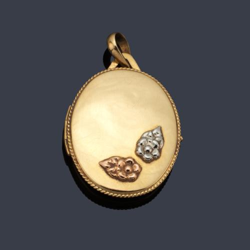 Guardapelo con motivos florales realizado en oro amarillo de 18K.