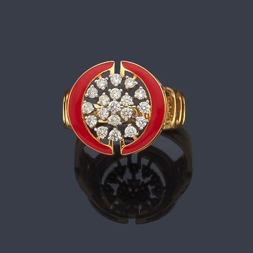 Anillo con centro de rosetón de brillantes de aprox. 0,42 ct en total y orla de esmalte color rojo.
