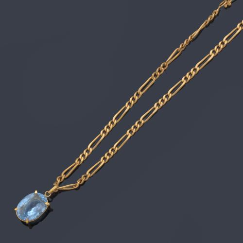Colgante con espinela sintética azul talla oval en montura y cadena de oro amarillo de 18K.