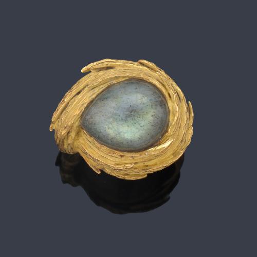 Anillo años '70 con labradorita talla cabujón sobre montura texturizada en oro amarillo mate y brillo de 18K.