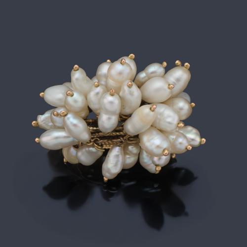  Anillo con frente de perlitas de río articulados en montura de oro amarillo de 18K.