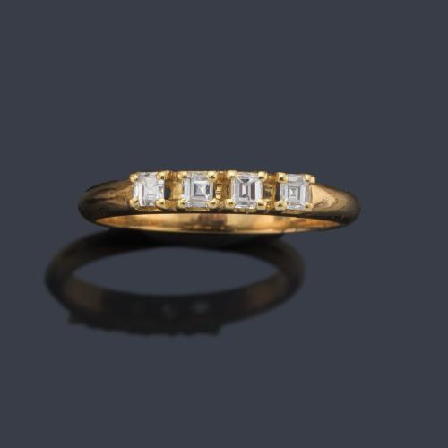 Anillo con cuatro diamantes talla carré de aprox. 0,20 ct en total en montura de oro amarillo de 18K.