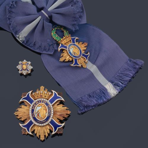 Gran Cruz de la Orden del Mérito Civil en oro, brillantes y esmalte (placa, banda, venera, miniatura de ojal en insignia.