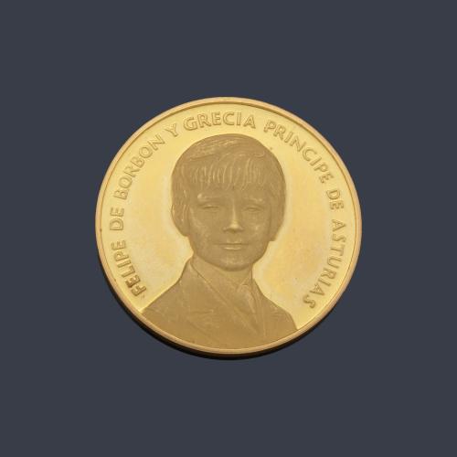 Moneda conmemorativa de  Felipe de Borbón Príncipe de Asturias en oro amarillo de 22 K. Con estuche y certificado.