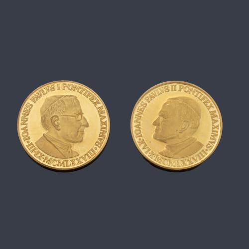 Dos monedas conmemorativas de Papas en oro amarillo de 22 K.