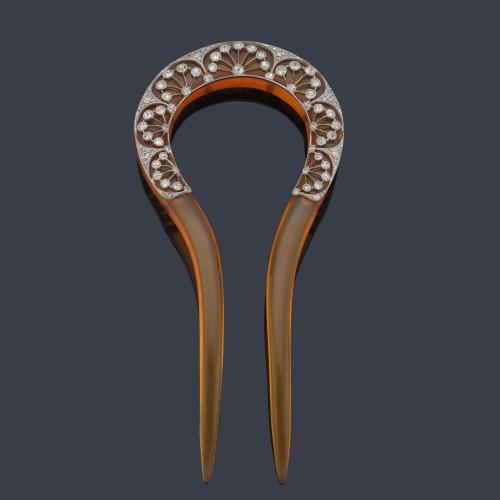 Peineta o peine de mantilla años '20 con motivos florales decorados con diamantes talla antigua en todo el arco superior, realizado en platino y engaste 'milligrain'.