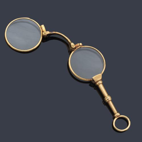 Pequeñas gafas de colgar realizadas en oro amarillo de 18K.