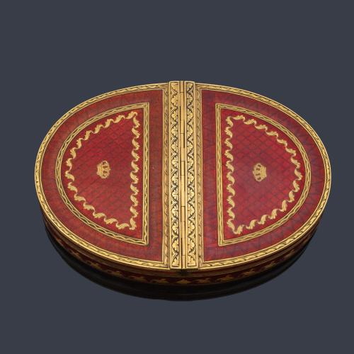 Caja con diseño ovalado con esmalte 'guillochè' rojo con decoración de greca y doble corona real.