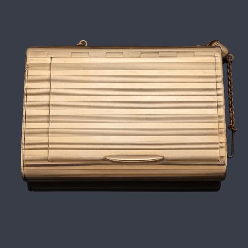 Pitillera-cerillero en oro rosa de 9 K con decoración rayada.