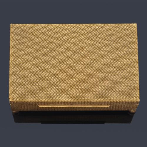 Caja tabaquera en oro amarillo de 18 K con decoración de malla trenzada sobre cuatro patitas en forma de bola, interior en madera.