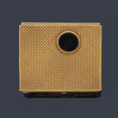 Mechero de mesa en oro amarillo de 18 K en forma de malla trenzada y pulsador de encendido en ónix negro.