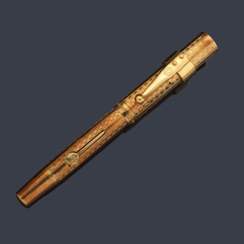  WATERMANS Ideal con cuerpo y capuchón chapada en oro. Con estuche.